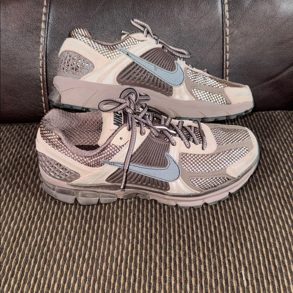 WOMENS NIKE ZOOM VOMERO 5